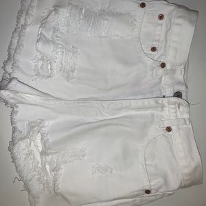 WHITE HIGHWAISTED RIPPED JEANS